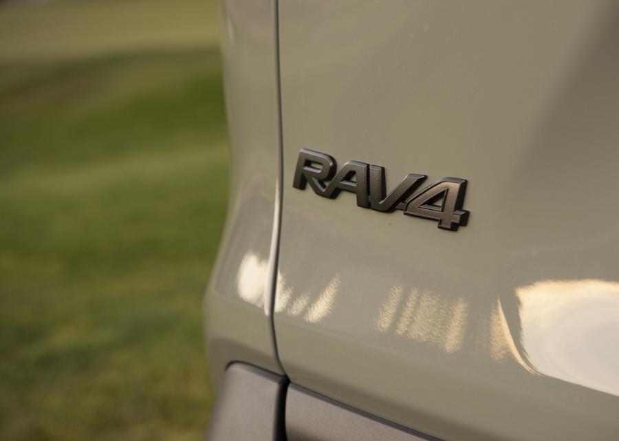 Логотип Toyota RAV4 Adventure 2018 года  (NA) (фото 64 из 196)